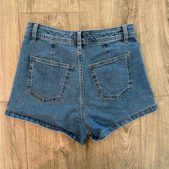 Universal Thread High-rise shorts - Picture 2 of 3